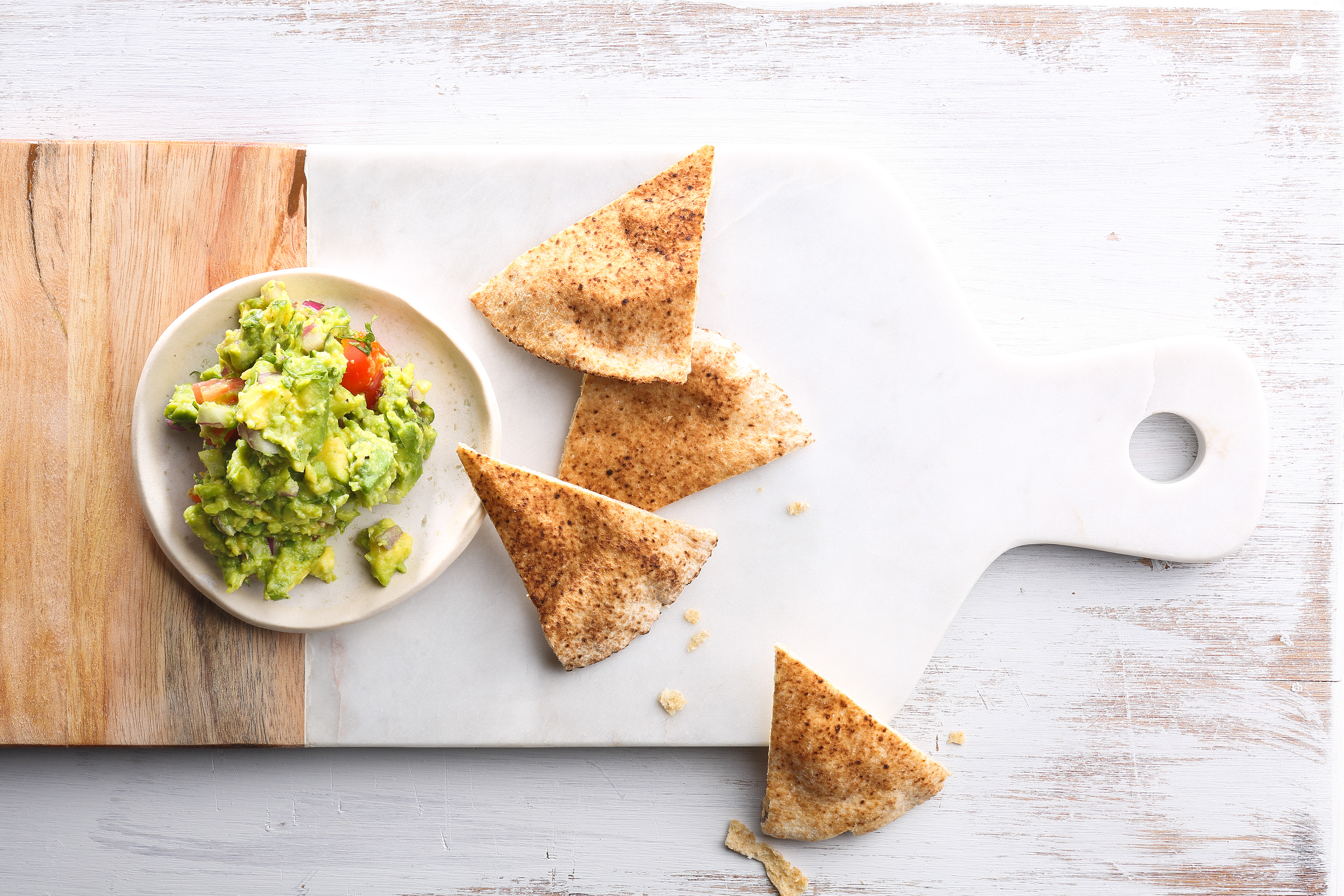 Guacomole with corn chips 